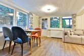 Sofa und Essbereich im EG, Blick im hauseigenen Wald