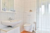 Badezimmer mit WC und Dusche