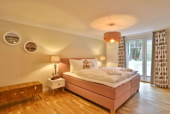 Schlafzimmer 1 mit Zugang zum Balkon